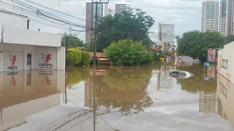 O acúmulo de água deixou um carro submerso e impediu a passagem de pedestres e veículos no trecho do bairro Lagoa Seca