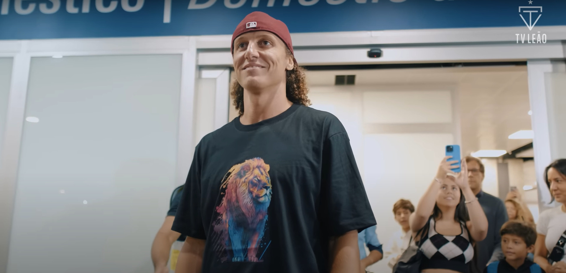 David Luiz desembarcou em Fortaleza na madrugada desta terça-feira, 21 (Foto: Reprodução/YouTube/TV Leão)