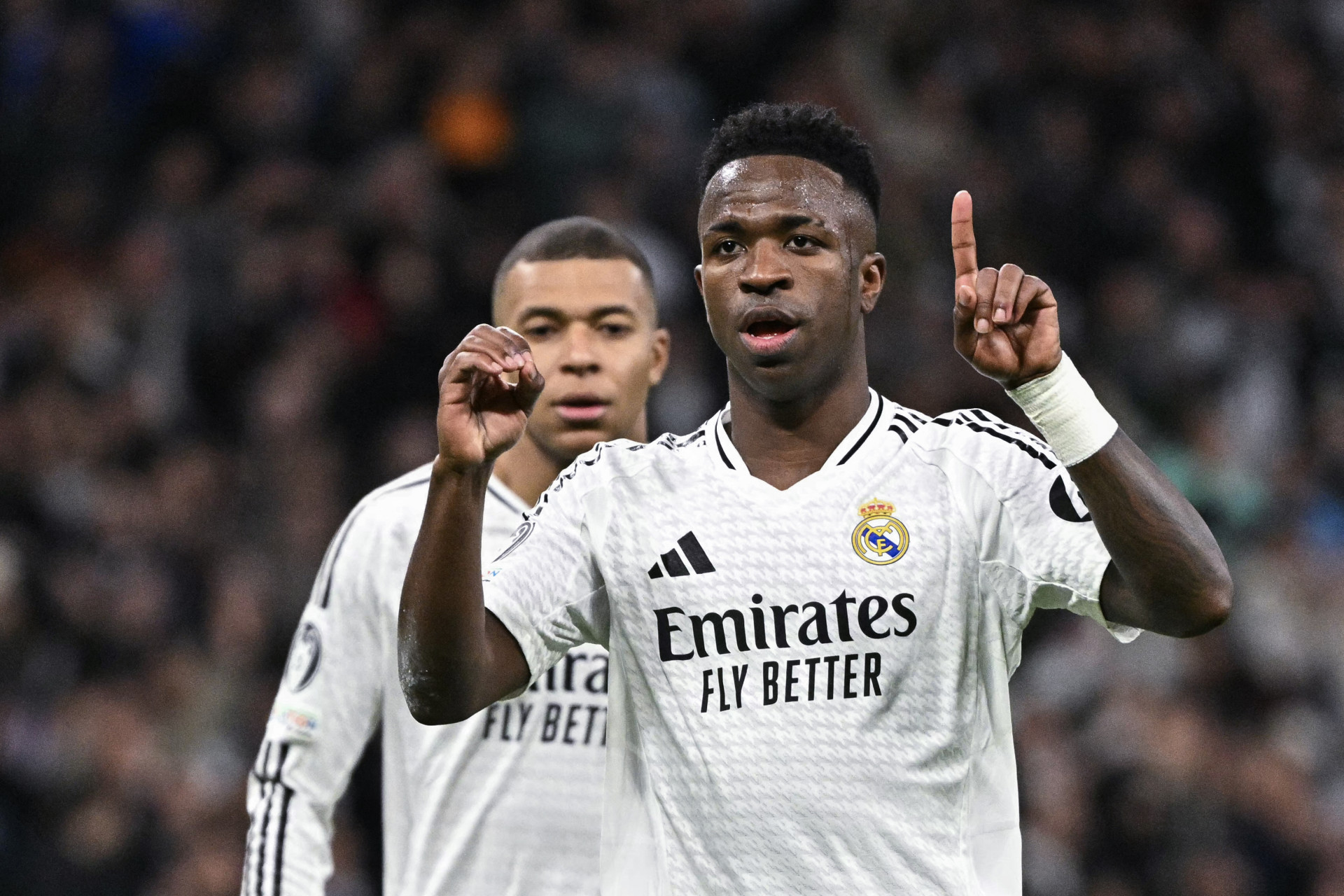 O atacante brasileiro #07 do Real Madrid, Vinicius Junior, comemora após marcar seu quarto gol durante a partida de futebol da fase de grupos da UEFA Champions League entre o Real Madrid CF e o FC Salzburg no estádio Santiago Bernabeu em Madri em 22 de janeiro de 2025.
 (Foto: JAVIER SORIANO / AFP)