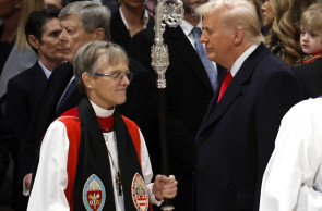 A bispa Mariann Edgar Budde (à esquerda) chega enquanto o presidente dos EUA, Donald Trump, observa durante o Serviço Nacional de Oração na Catedral Nacional de Washington em 21 de janeiro de 2025