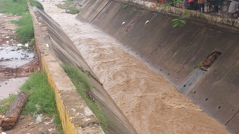 Canal do Rio Granjeiro, no Crato, transborda