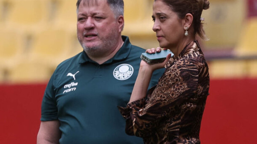 O diretor de futebol Anderson Barros e a presidente Leila Pereira (D), da SE Palmeiras, durante treinamento, no Estádio Monumental Isidro Romero Carbo, em Quayaquil. (Foto: Cesar Greco)