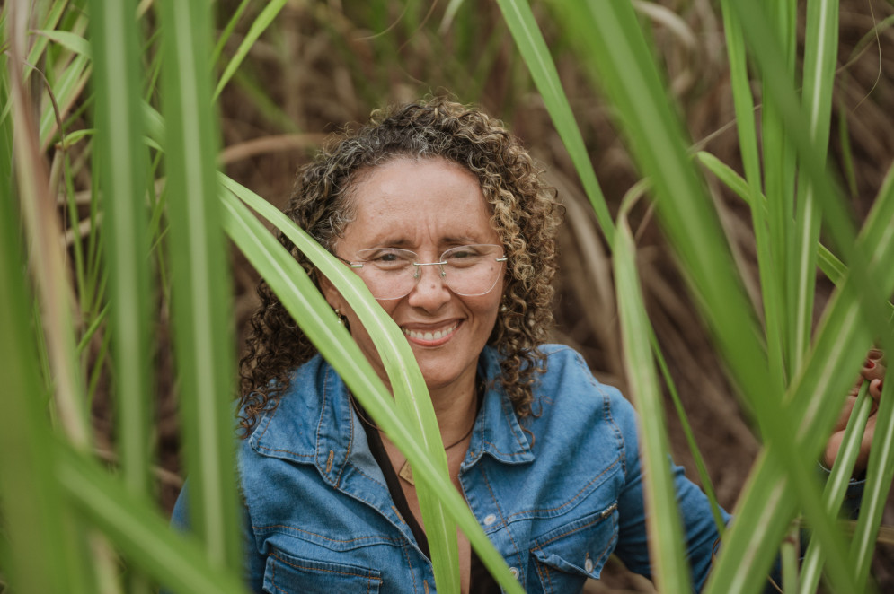 Meire Mendonça, agricultora em Pindoretama, colhe cana-de-açúcar para transformar em rapadura, mantendo viva uma tradição de 25 anos herdada de seu pai(Foto: Júlio Caesar/O Povo)