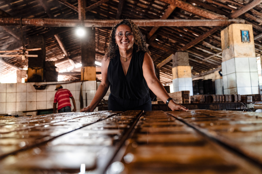 A rapadura de Meire é mais do que doce – é símbolo de força, história e união no cooperativismo cearense(Foto: Júlio Caesar/O Povo)