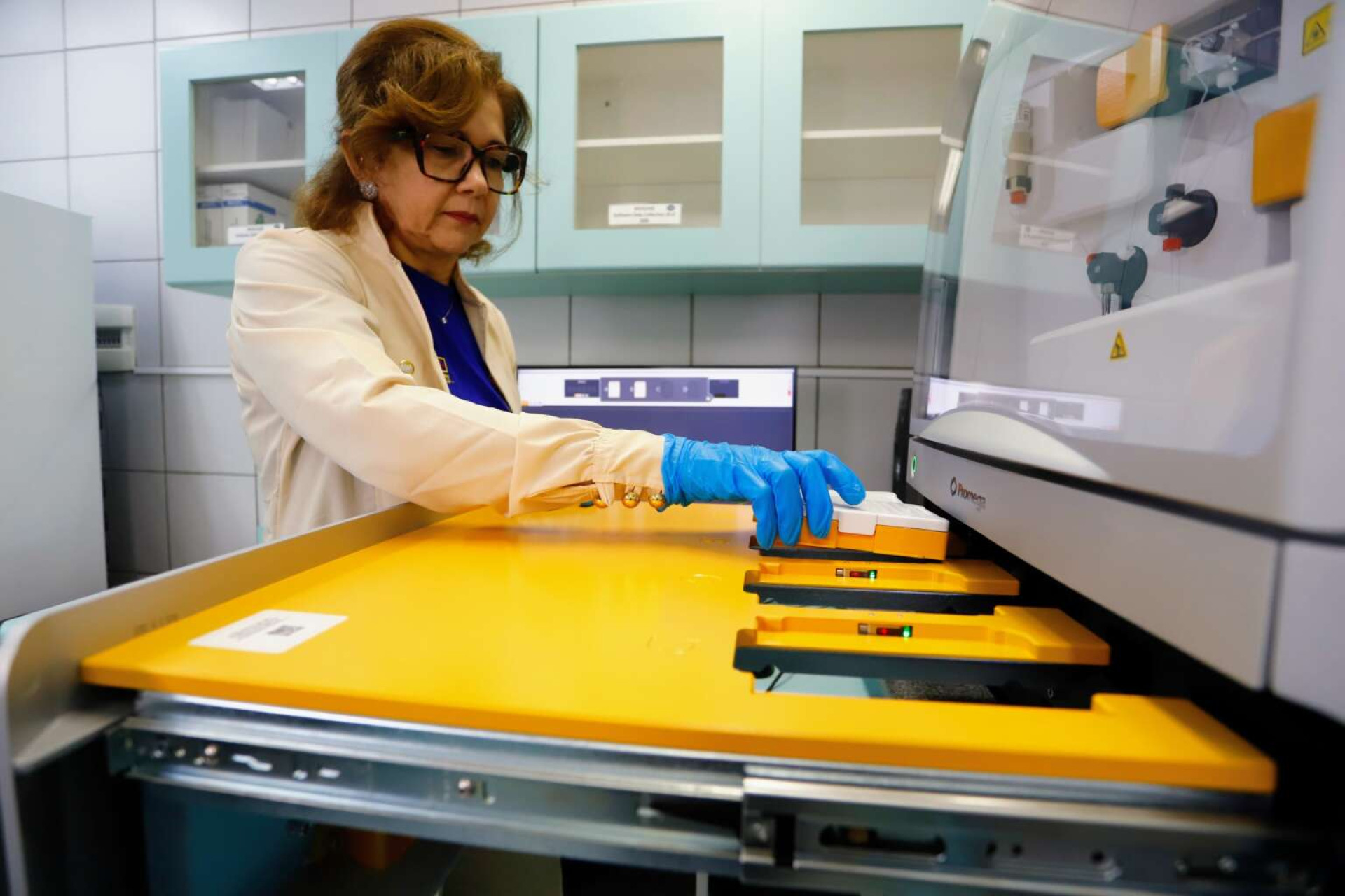 Analisador genético é capaz de processar até 384 amostras de DNA simultaneamente (Foto: Helene Santos/Governo do Ceará)