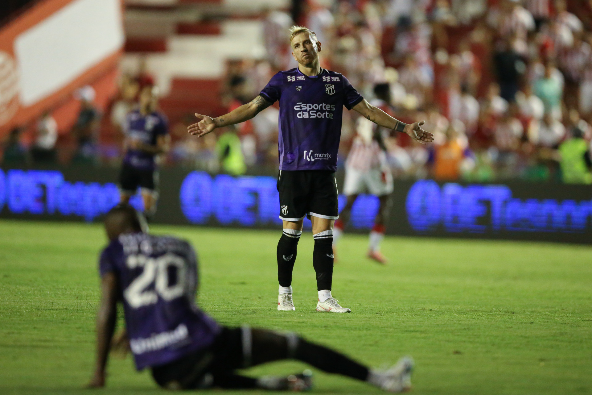 Pedro Henrique, do Ceará, cobra companheiros em campo
 (Foto: Marlon Costa / Agif / Estadão Conteúdo)