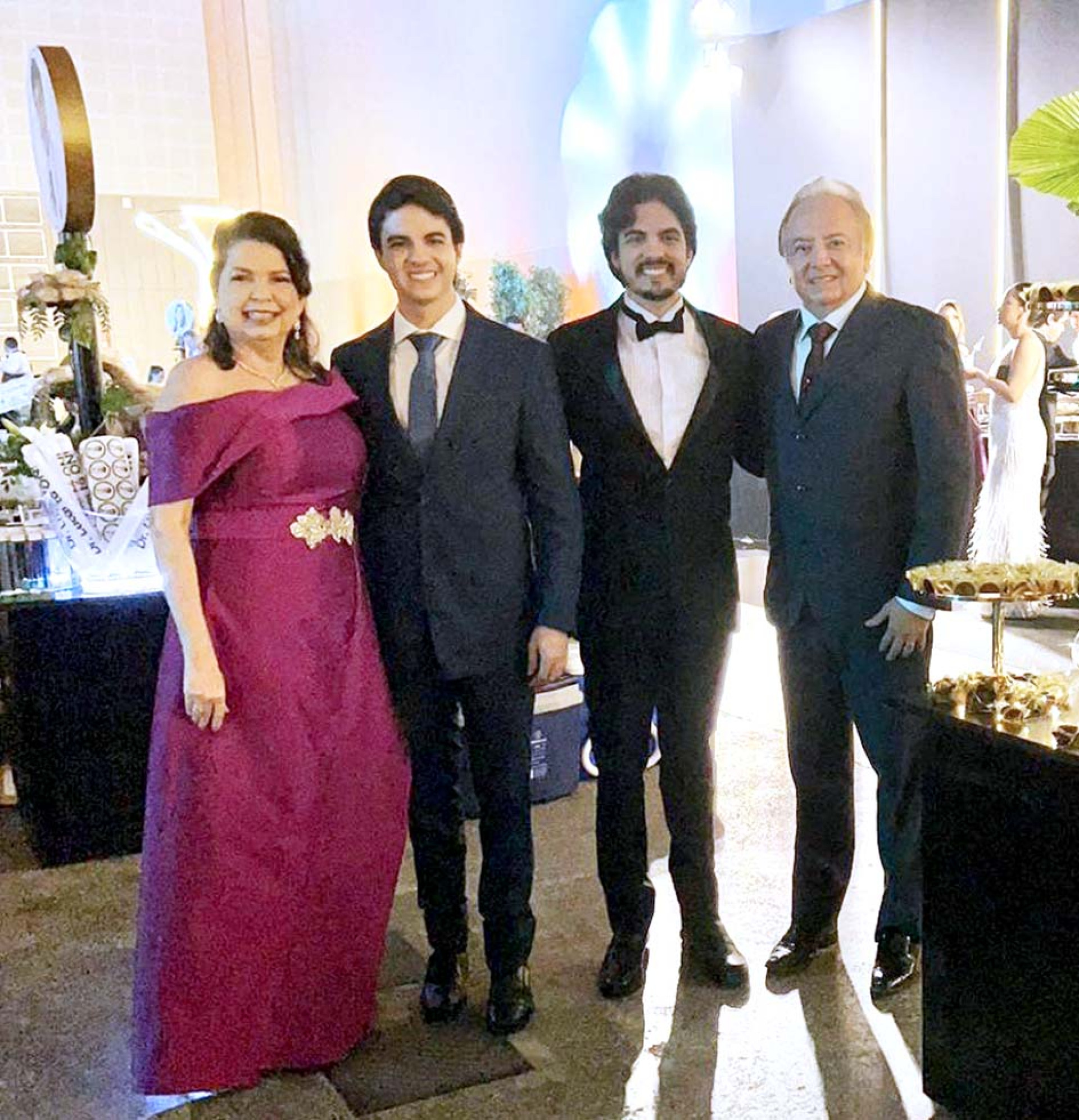 Eliana Almeida e Nilo Tabosa, com os dois filhos, Eduardo e Geraldo Quezado Neto, agora médico
 (Foto: acervo pessoal)