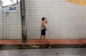 Fortaleza,CE,BR 23-01-25: Estrutura públiuca dificulta a locomoção de idosos pelas vias. Na foto, Dona Eugênia Marinho, moradora do Conjunto Ceará.  (Foto: Lorena Louise/Especial para O POVO)