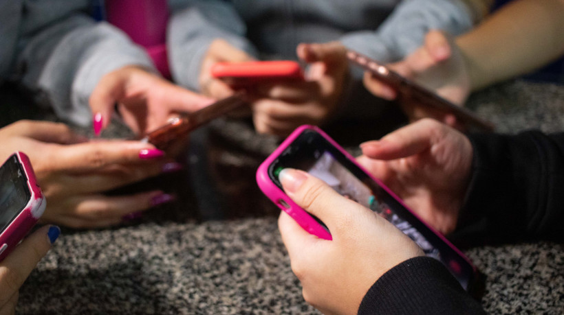 Escolas buscam adaptações para proibição do uso de celular