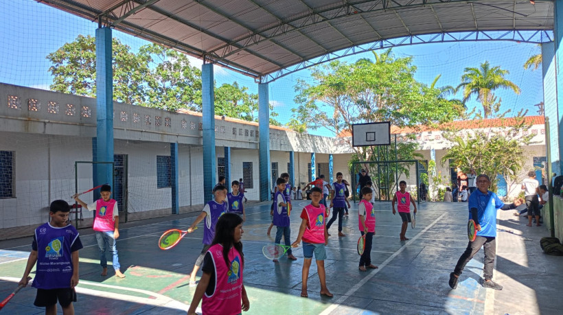 Aula de tênis promovida pelo projeto Educa Tênis