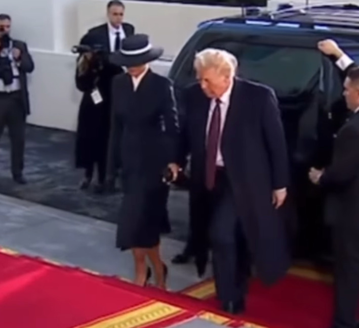 O look da primeira-dama dos Estados Unidos, Melania Trump, chamou atenção por impedir que as pessoas vissem seus olhos no dia da posse do presidente Donald Trump para o segundo mandato. Analistas de moda avaliaram que a mensagem dela foi clara: não quer ver ninguém nem ser vista. 