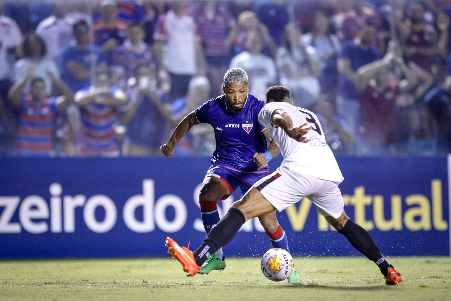 Marinho, atacante do Fortaleza, durante o duelo entre Fortaleza e Moto Club (Foto: Aurélio Alves / O POVO)