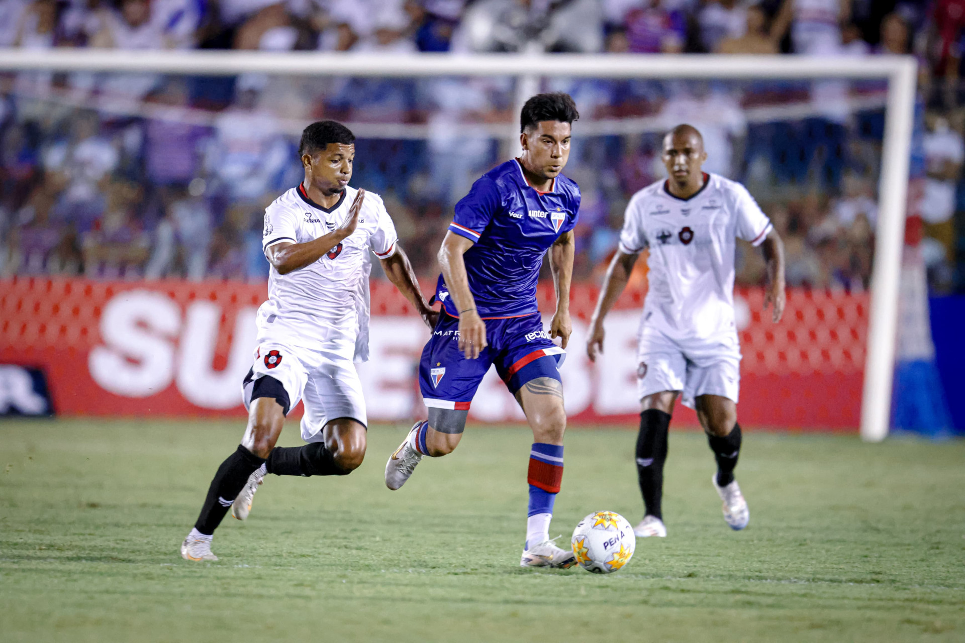 Pol Fernández, volante do Fortaleza, em sua estreia pelo Tricolor (Foto: Aurélio Alves/ O POVO)