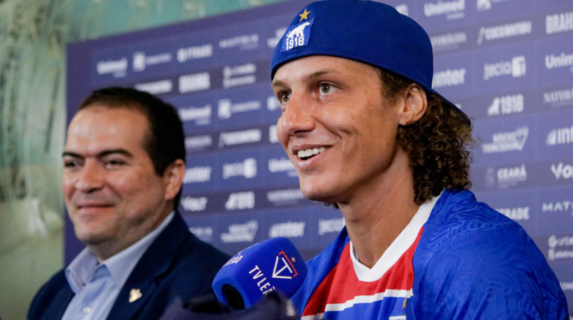 FORTALEZA, CEARÁ, BRASIL, 17-01-2024: Apresentação do zagueiro David Luiz, novo reforço do Fortaleza, na Arena Castelão com Marcelo Paz e Alex Santiago. (Foto: Samuel Setubal/ O Povo)