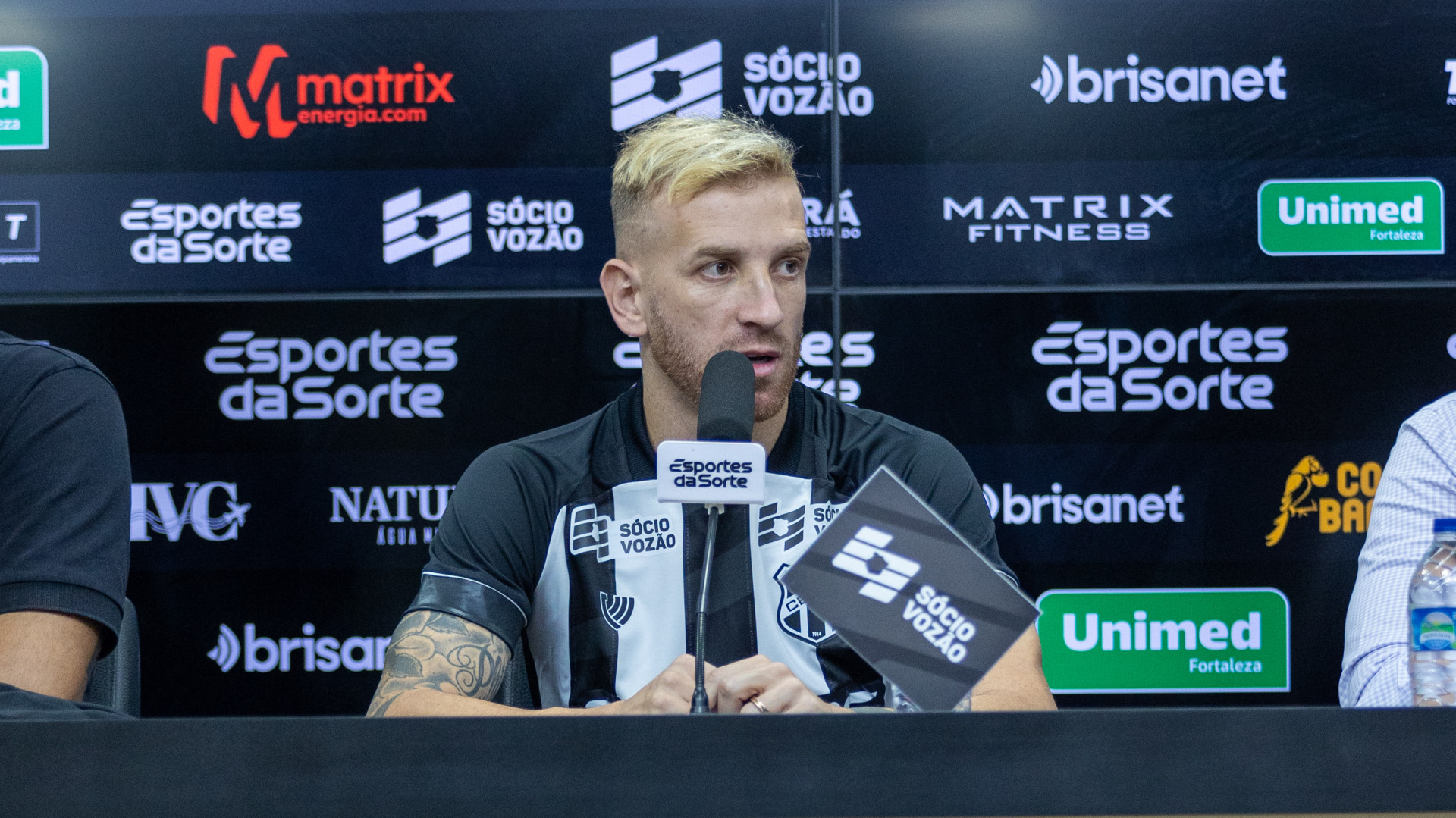 Pedro Henrique foi apresentado oficialmente pelo Ceará (Foto: Felipe Santos/Ceará SC)