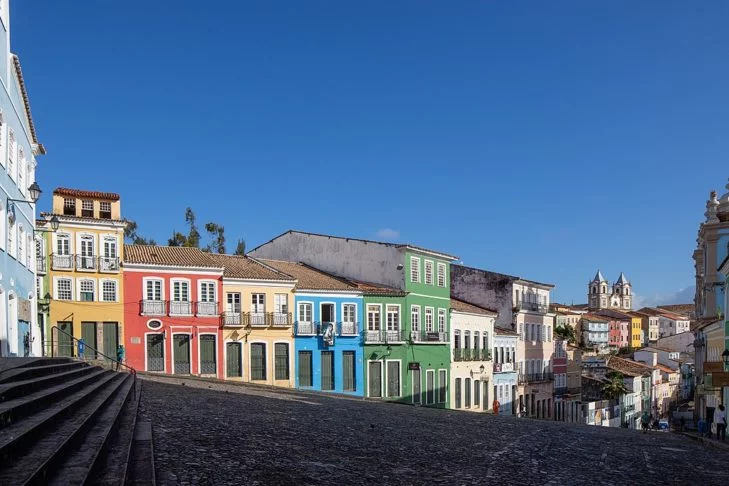 Chamado carinhosamente de “Pelô”, o Pelourinho é conhecido por suas ruas de paralelepípedos, arquitetura colonial colorida e é um importante centro cultural e histórico. Conheça esse monumento urbano que atrai moradores e visitantes o ano inteiro. 