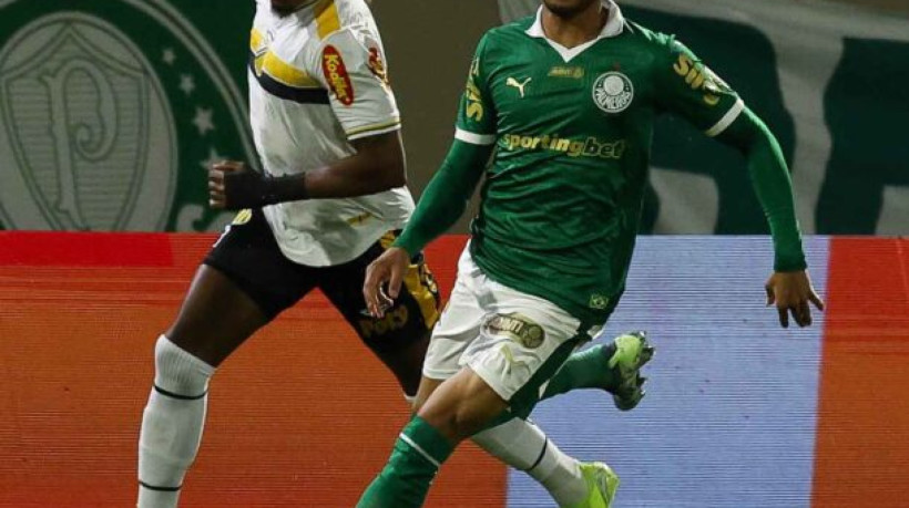 O jogador Mayke, da SE Palmeiras, disputa bola com o jogador do G Novorizontino, durante partida válida pela fase de grupos, do Campeonato Paulista, Série A1, na Arena Barueri. (Foto: Cesar Greco/Palmeiras/by Canon)