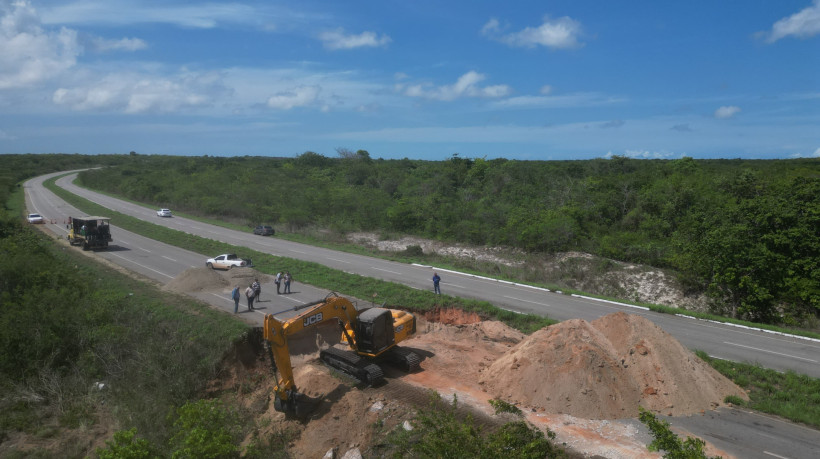 Cratera abre na rodovia estadual CE 085, próximo a Paracuru 