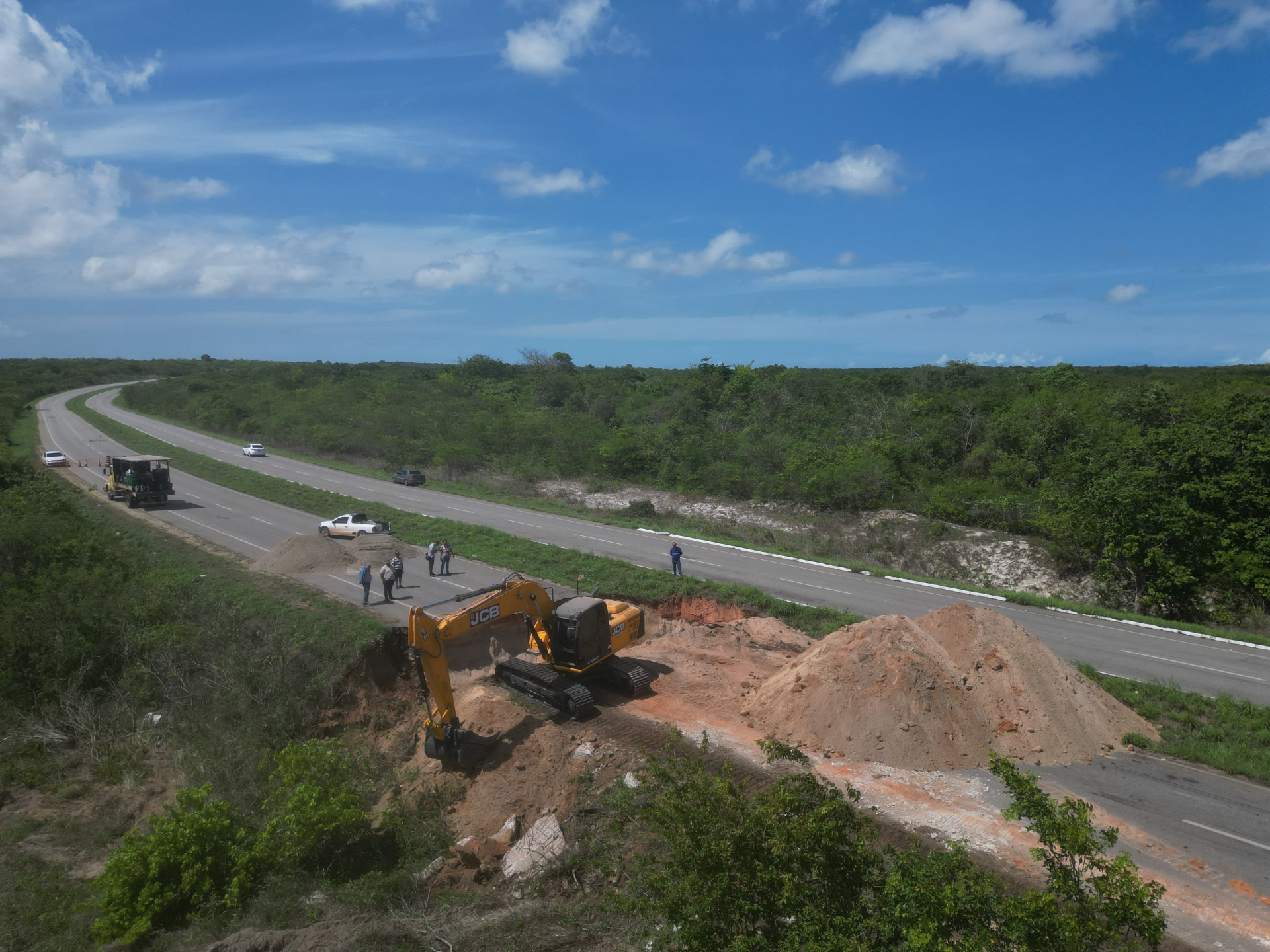 Cratera abre na rodovia estadual CE 085, próximo a Paracuru (Foto: AURÉLIO ALVES)