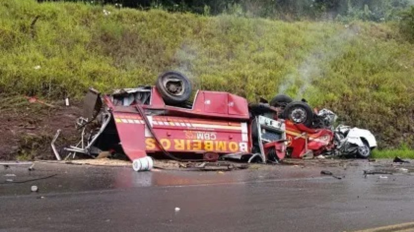 No interior do Rio Grande do Sul, uma colisão entre um caminhão dos bombeiros e um carro deixou cinco mortos