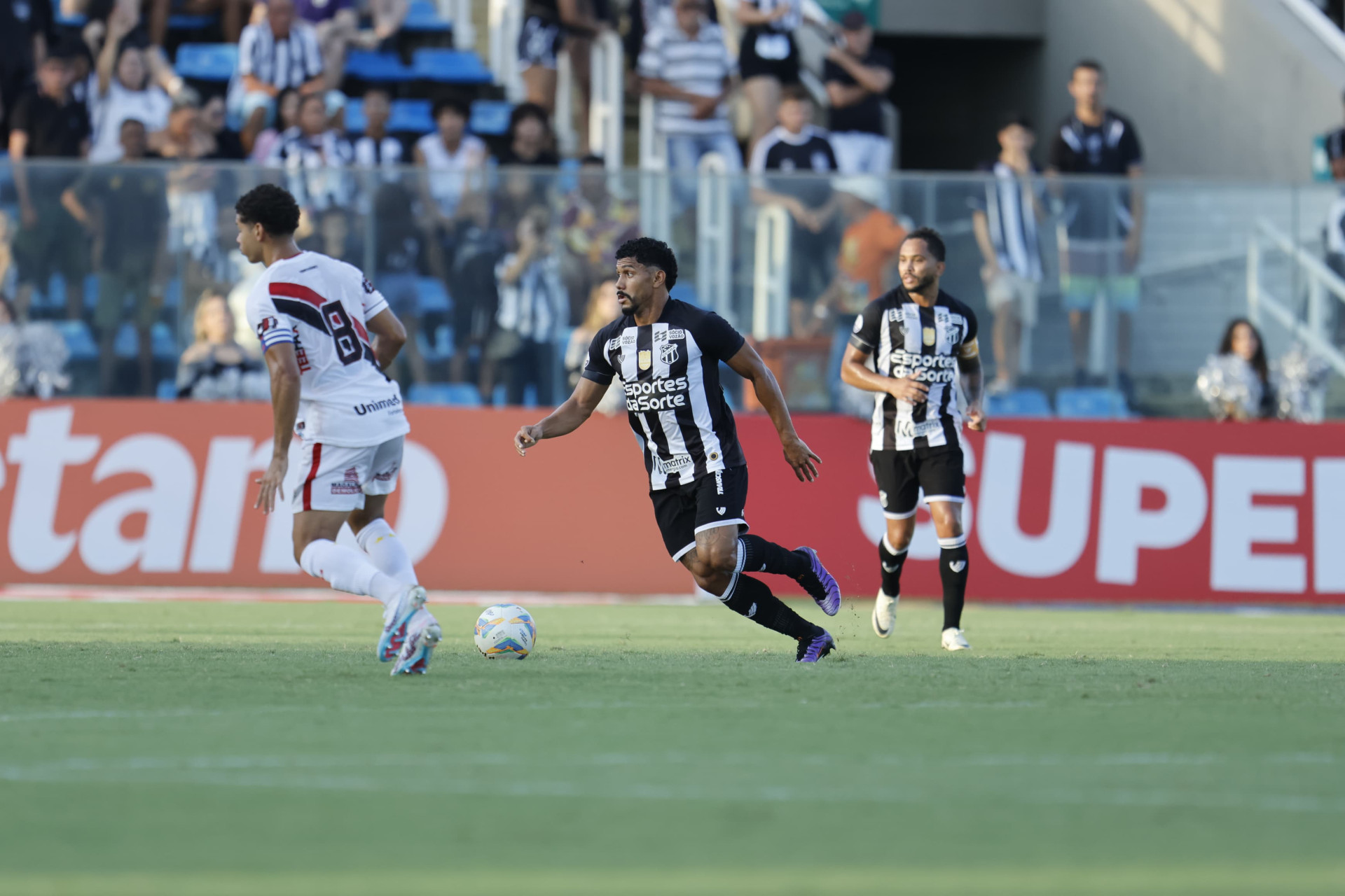 Fernando Sobral (à frente) e Lourenço (ao fundo) (Foto: Aurélio Alves)