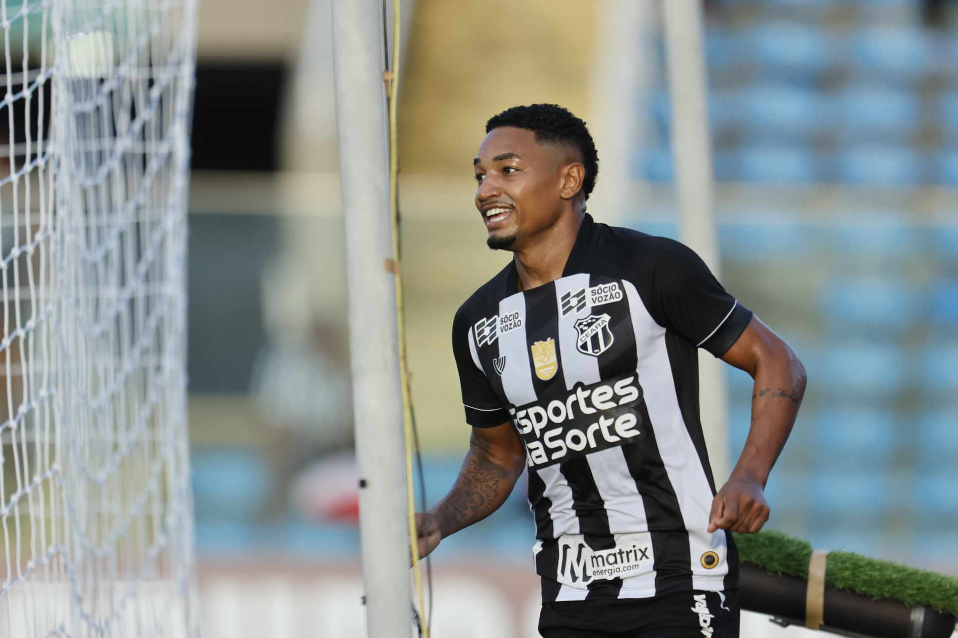 Fernandinho, atacante do Ceará, comemora gol diante do Ferroviário (Foto: Aurélio Alves)