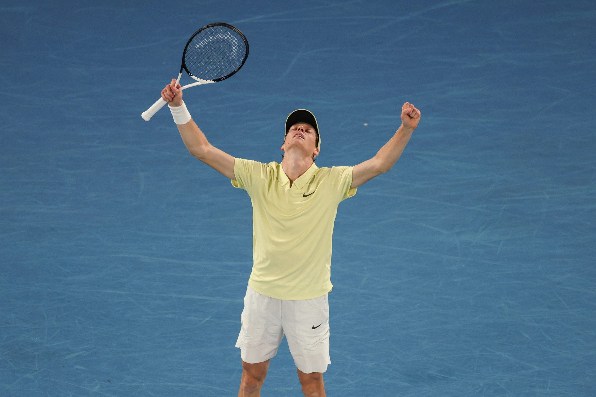 Número 1 do mundo do tênis, Jannik Sinner venceu o alemão Alexander Zverev e conquistou o Australian Open (Foto: Adrian Dennis / AFP)