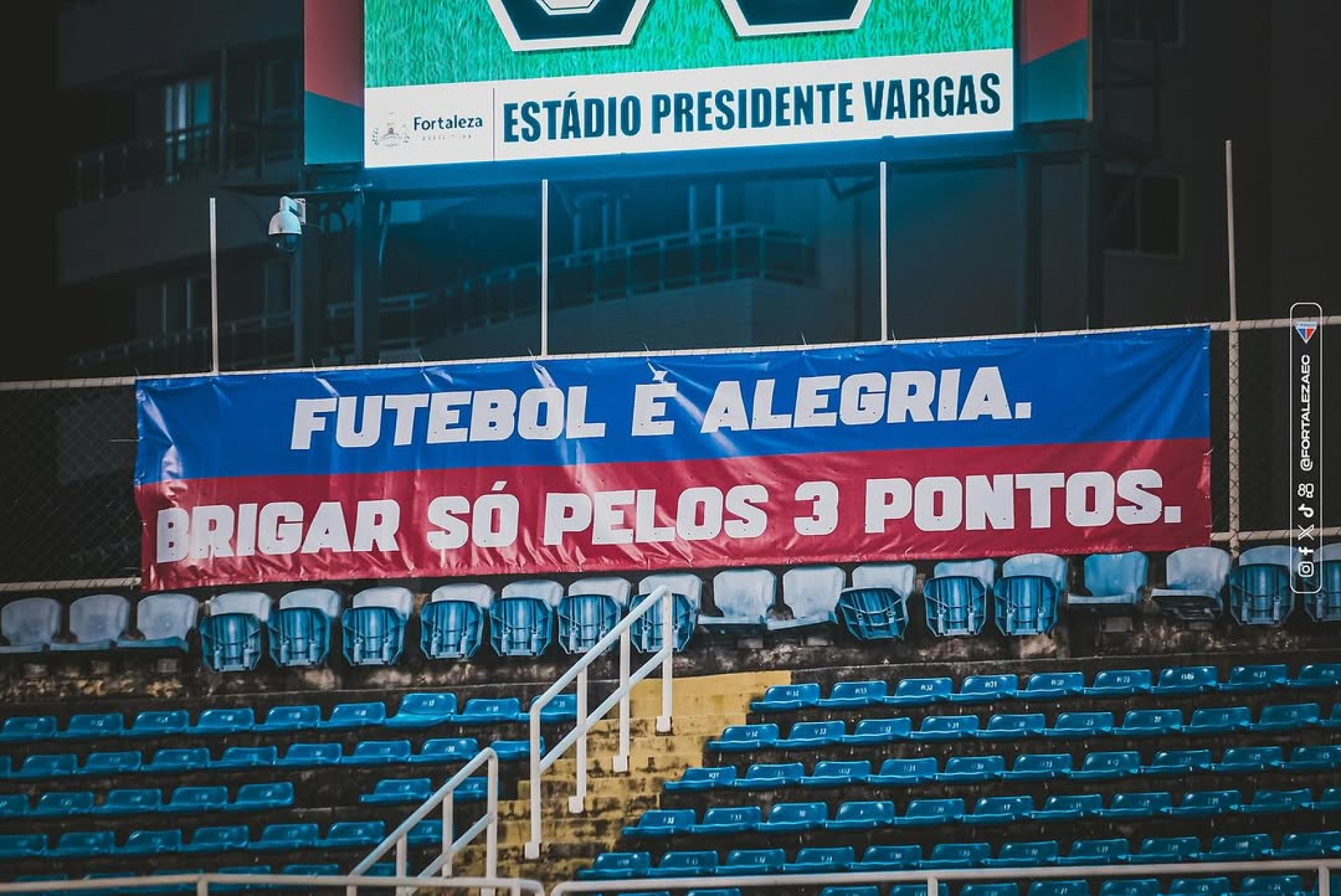 Fortaleza destacou faixas por paz no estádio após briga entre organizadas.  (Foto: Divulgação/Fortaleza EC/Instagram)