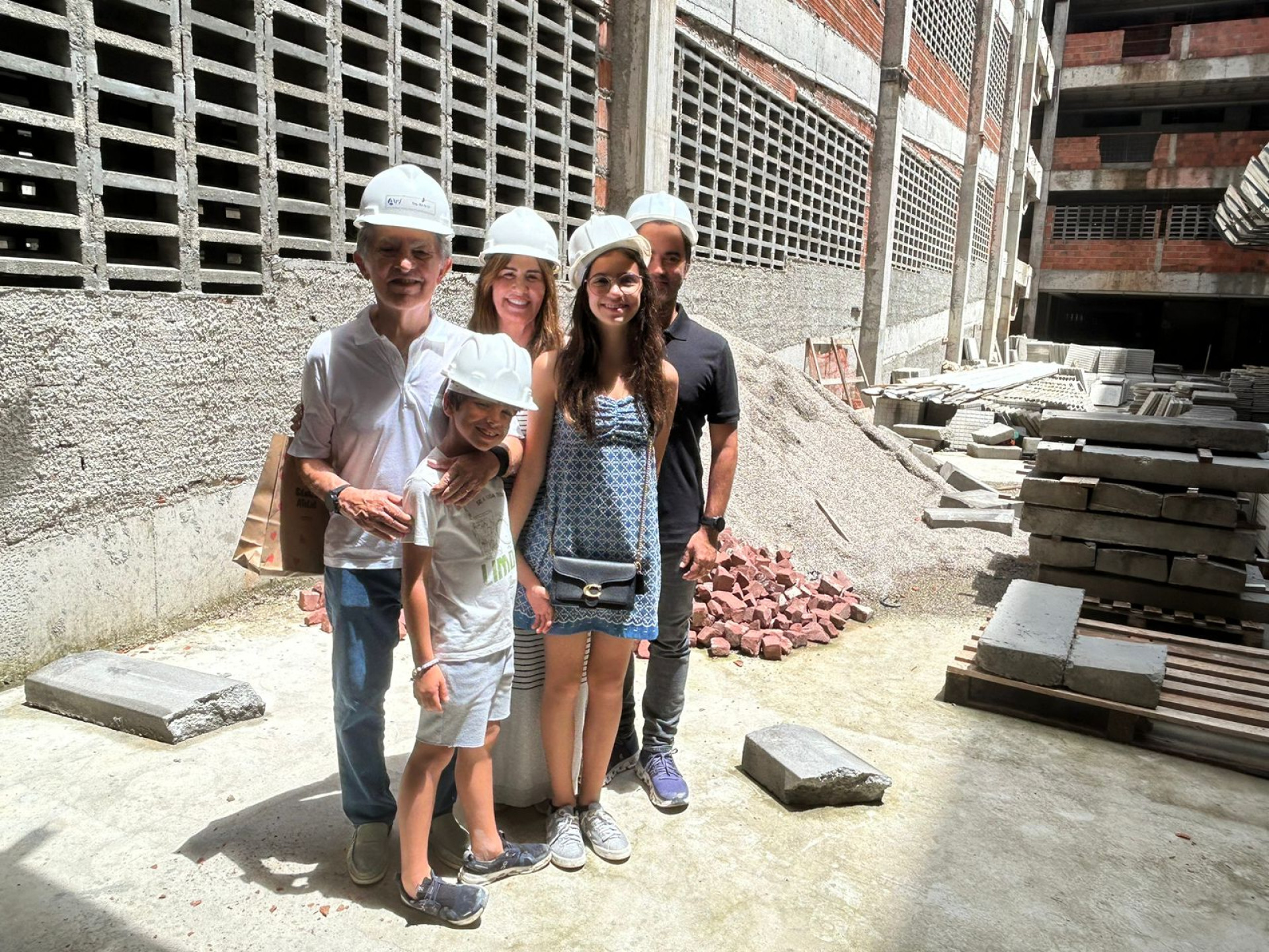 Oto de Sá Cavalcante (de branco) com a esposa, Guida, o filho Ari Neto, e os filhos de Ari, Sara e Oto Neto  (Foto: DIVULGAÇÃO)