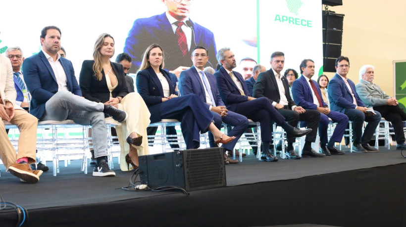 Evento da Aprece contou com a presença do governador, da vice-governadora e de vários secretários de Estado, além de dezenas de prefeitos cearenses