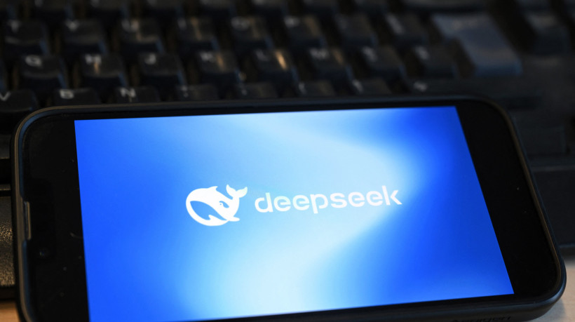 Aplicativo DeepSeek exibido em telefone celular