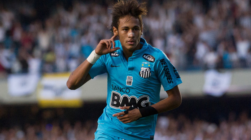 Cria das categorias de base do clube, Neymar atuou pelo Santos até 2013, quando concluiu sua transferência para o Barcelona