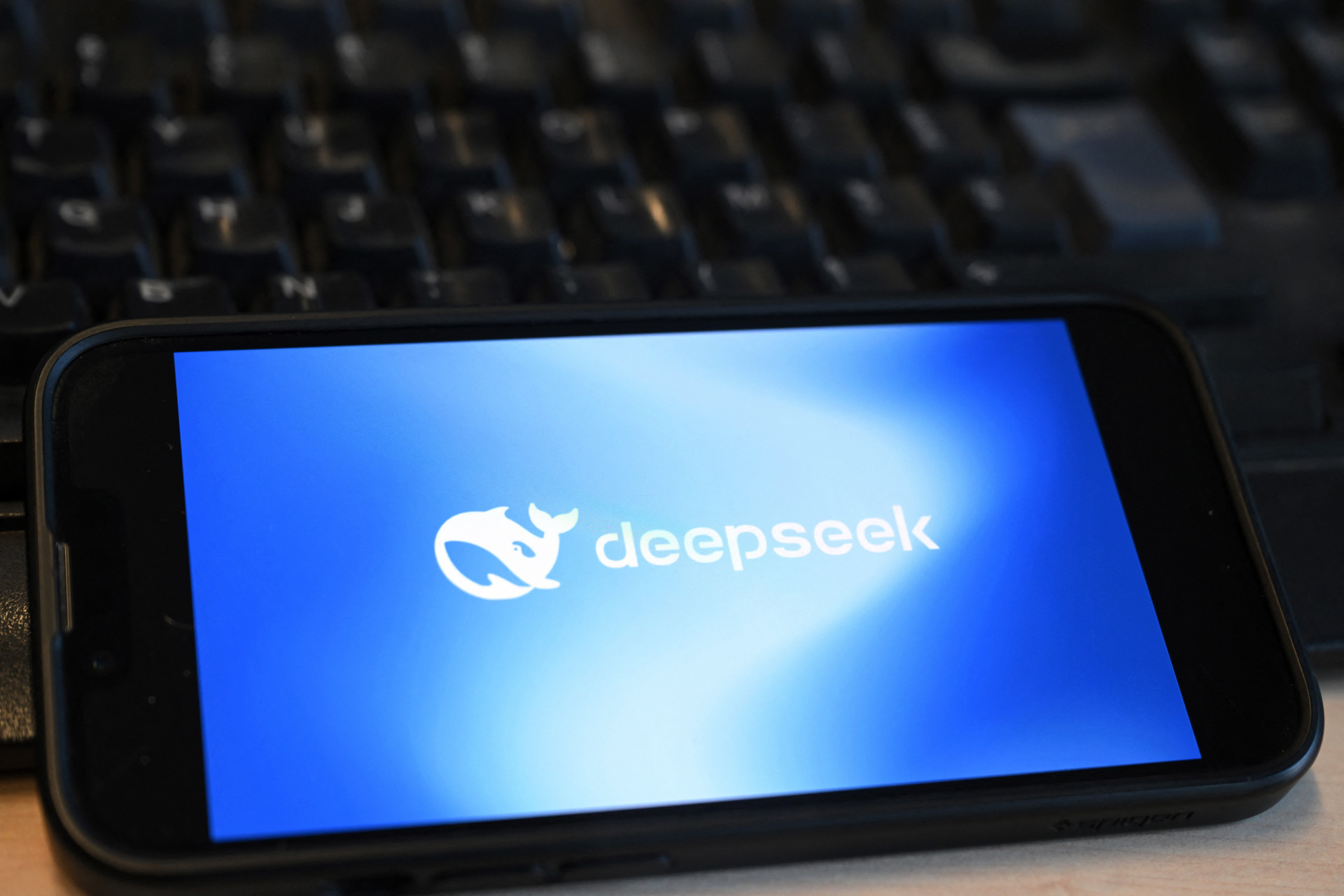 Aplicativo DeepSeek exibido em telefone celular (Foto: Nicolas TUCAT/AFP)