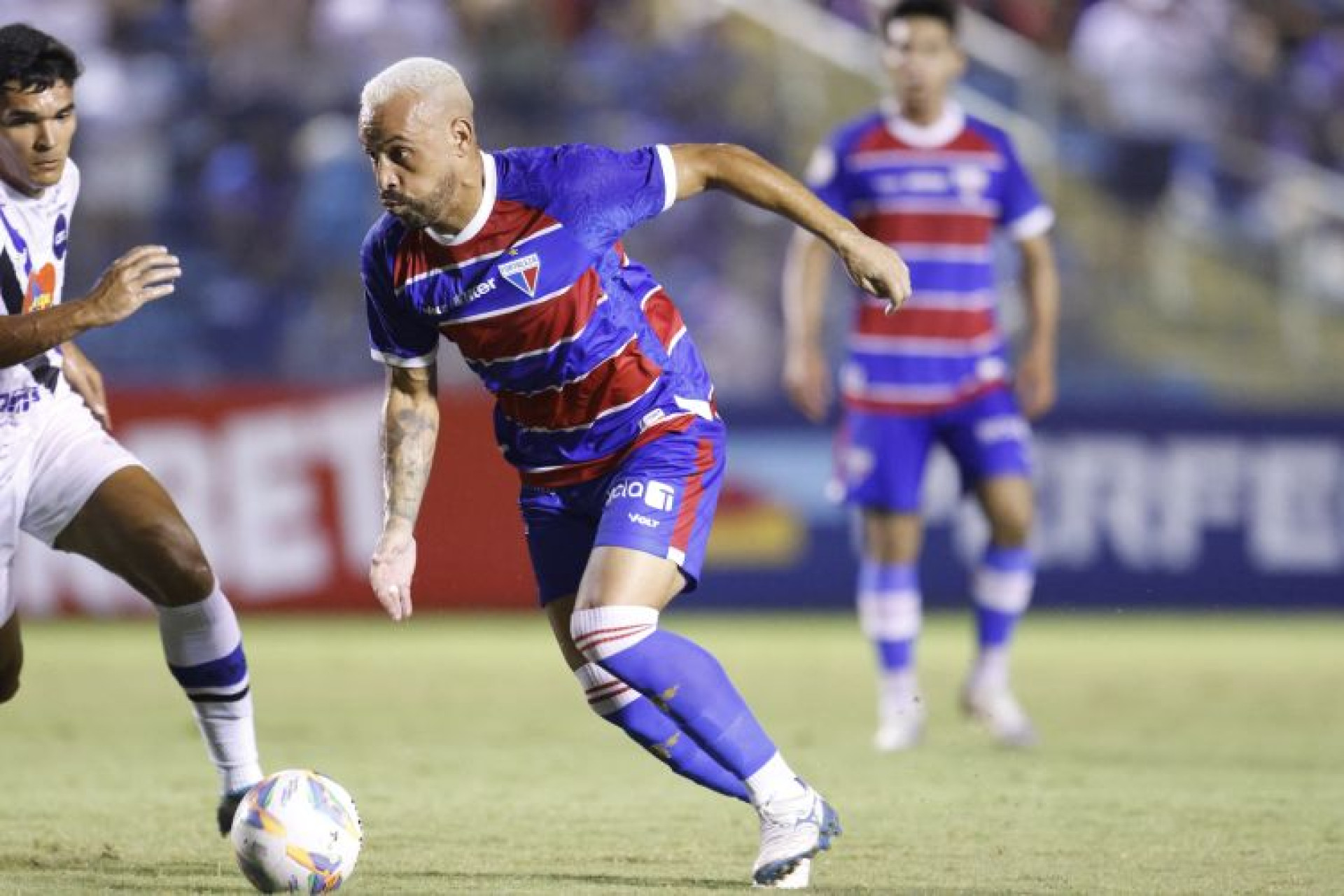 Moisés, atacante do Fortaleza, marcou um golaço na partida contra o Cariri pelo Campeonato Cearense (Foto: AURELIO ALVES/O POVO)