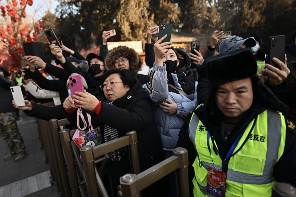 Após atingir seu pico populacional, o número de chineses deve começar a se reduzir e pode chegar a 587 milhões em 2100, menos da metade do que é hoje (1,4 bilhão)(Foto: Pedro PARDO / AFP)