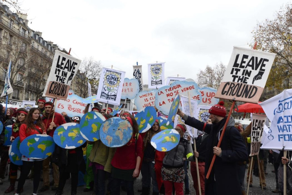 Manifestação em Paris em 2015, relacionada à COP21(Foto: ALAIN JOCARD/AFP)