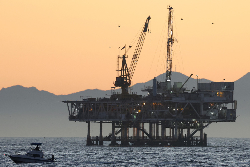 Plataforma offshore de petróleo e gás Esther no Oceano Pacífico em 5 de janeiro de 2025 em Seal Beach, Califórnia(Foto: MARIO TAMA / GETTY IMAGES NORTH AMERICA / Getty Images via AFP)