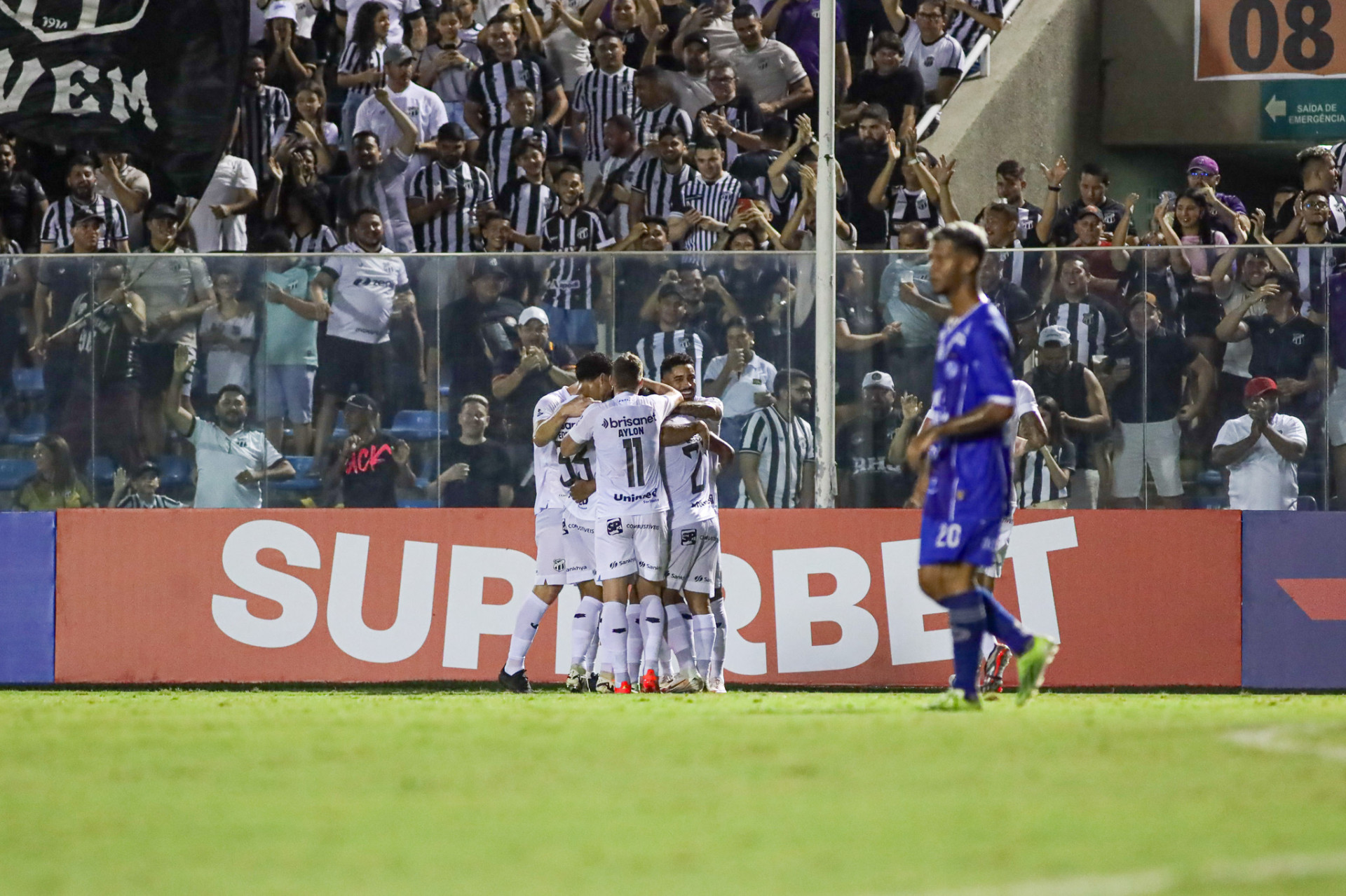 Elenco comemora o gol de Fernandinho, no primeiro tempo
 (Foto: Lucas Emanuel / Agif / Estadão Conteúdo)