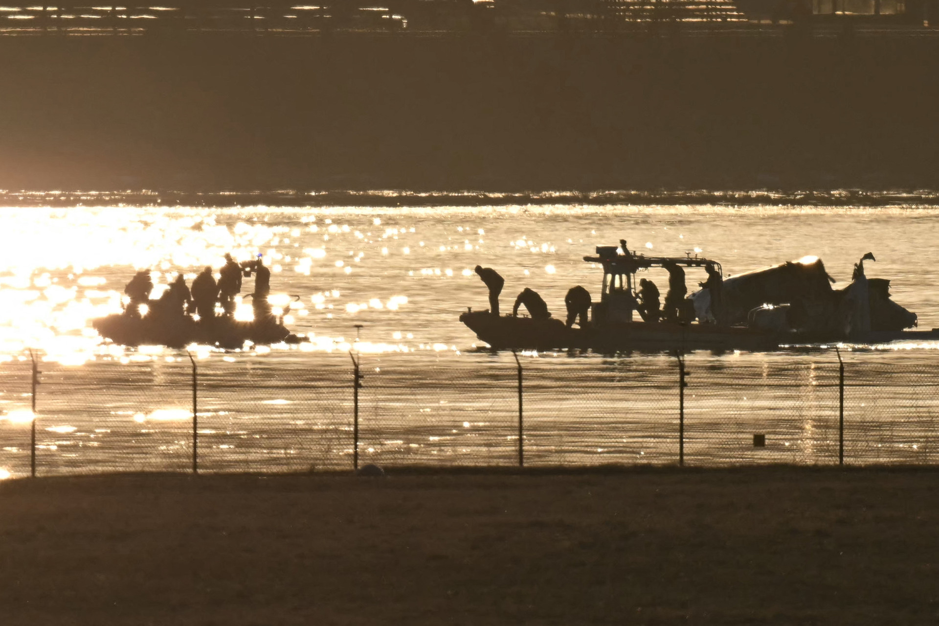 ￼PARTE dos destroços é vista enquanto equipes de resgate vasculham as águas do Rio PotomaC (Foto: ANDREW CABALLERO-REYNOLDS / AFP)