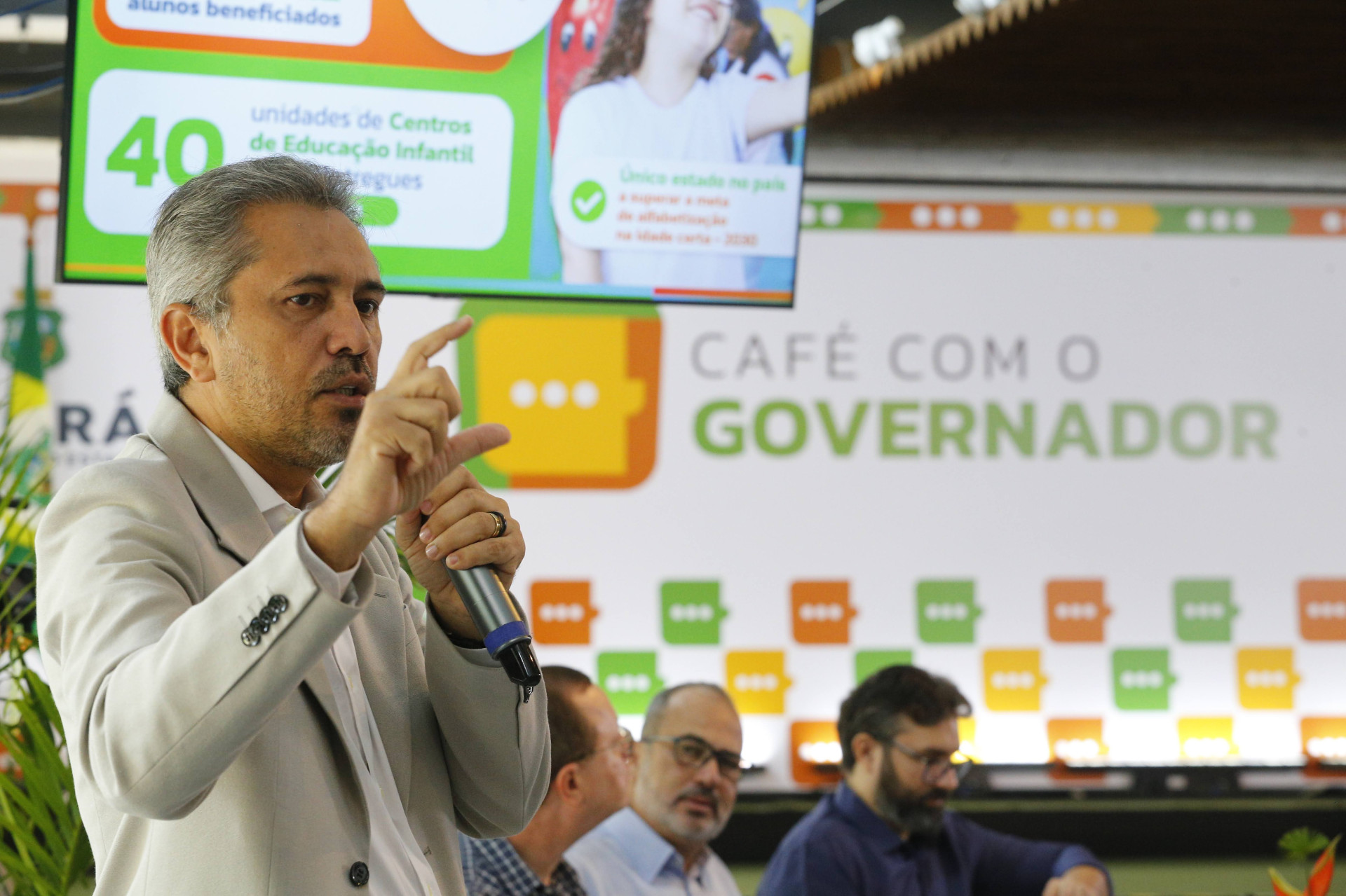 Elmano de Freitas, durante café da manhã com os jornalistas, no Palácio da Abolição (Foto: TIAGO STILLE/ GOV. DO CEARA)