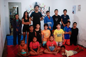 Fortaleza- CE, Brasil, 30-01-25: O Instituto Além dos Olhos realiza atividades de leitura, pintura e artes marciais com crianças e adolescents do Barroso. (Fotos: Lorena Louise / Especial para O POVO)