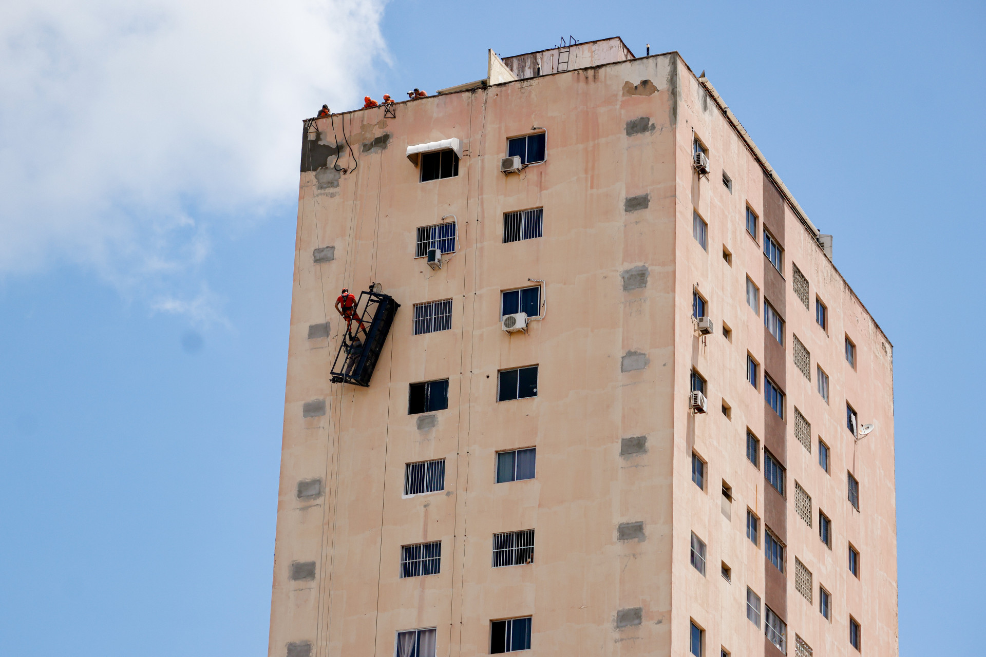 FORTALEZA-CE, BRASIL, 31-01-2025: Andaime no prédio Cearense quebrou e trabalhadores precisaram ser resgatados pelos bombeiros. (Foto: Aurélio Alves/O Povo) (Foto: AURÉLIO ALVES)