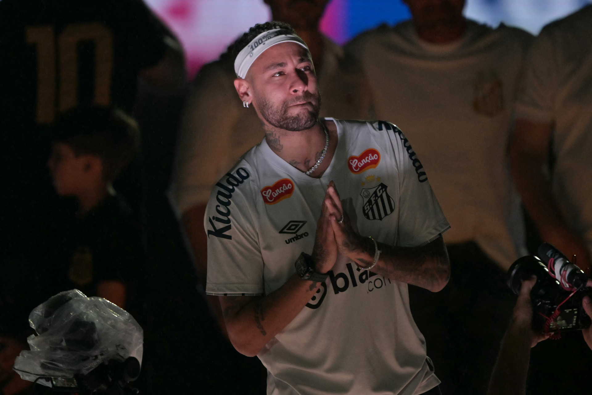 Neymar, na Vila Belmiro, com camisa do Santos e faixa na cabeça
 (Foto: Nelson Almeida / AFP)