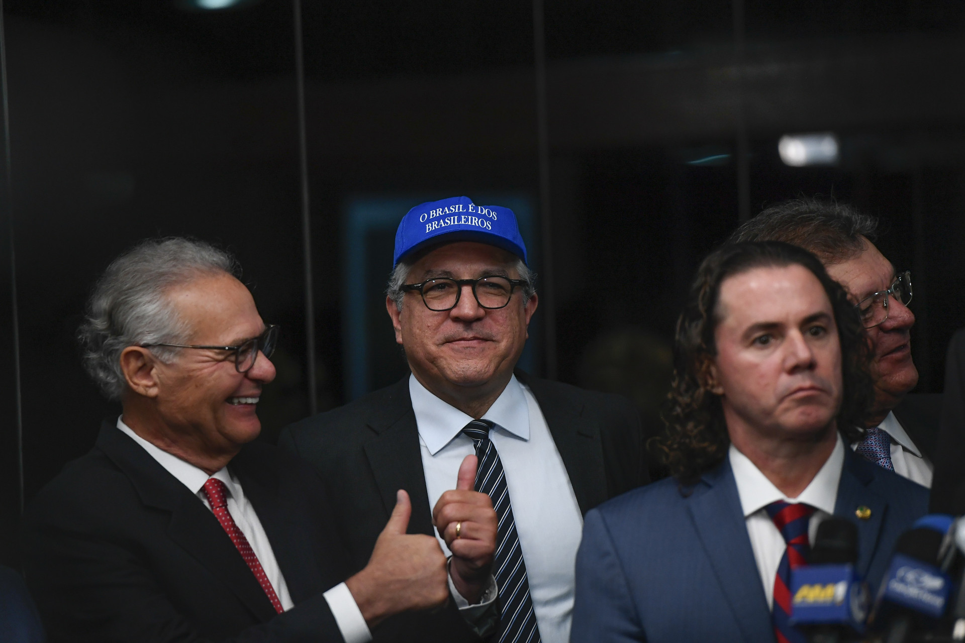 Boné usado por aliados do governo na eleição no Senado (Foto: Marcos Oliveira/Agência Senado)