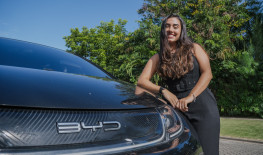 Carol comenta que a experiência com um carro BYD lhe garante economia e autonomia (Foto: Fernanda Barros / O POVO)