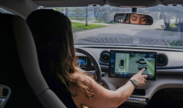 Carol mostra a tecnologia de câmera que acompanha seu carro elétrico (Foto: Fernanda Barros / O POVO)