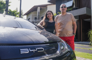 FORTALEZA-CE, BRASIL, 03-02-2025: Influência chinesa no mercado brasileiro. Na foto, Carol e seu pai, Fábio, que compraram juntos o carro BYD, pela tecnologia que o automóvel proporciona. (Foto: Fernanda Barros/ O Povo)