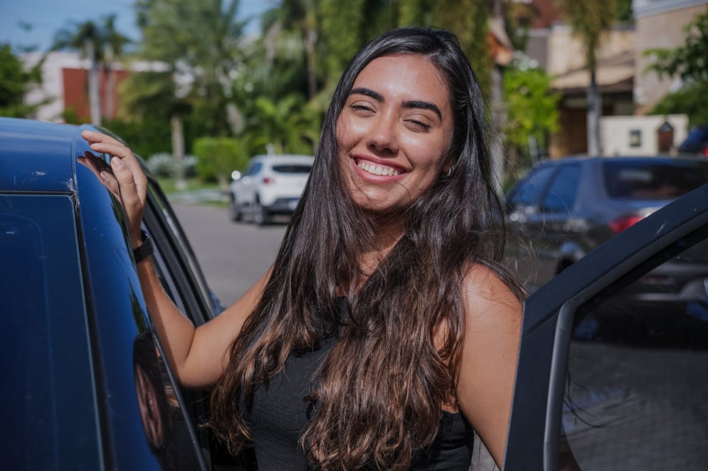 A advogada Carol Xavier conta que superou preconceitos com o carro chinês e hoje tem suas tecnologias como grandes aliadas no dia a dia(Foto: Fernanda Barros / O POVO)