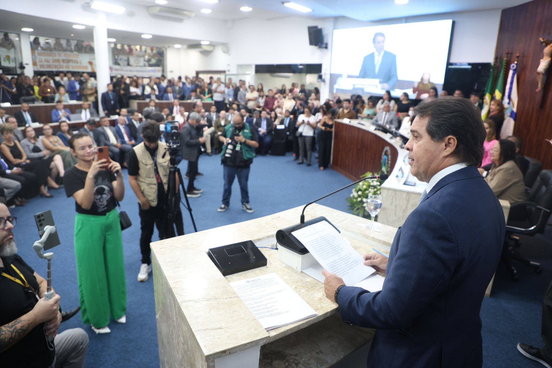 Prefeito Evandro Leitão (PT) na abertura das atividades na Câmara Municipal de Fortaleza. Ao fundo, galerias ocupadas por servidores em protesto (Foto: Mateus Dantas/CMFor)