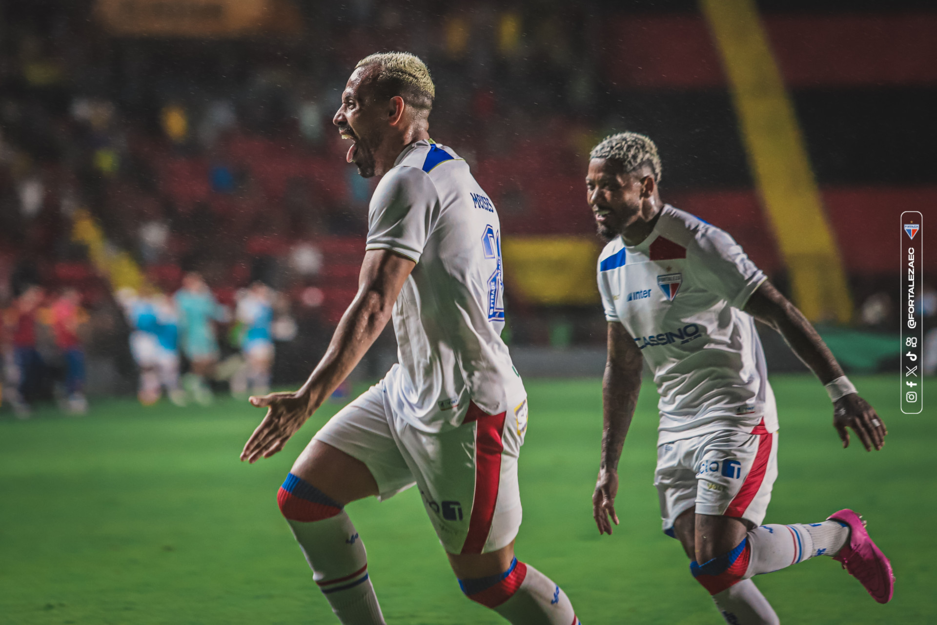 Moisés, atacante do Fortaleza, comemora gol marcado diante do Sport (Foto: Mateus Lotif/Fortaleza EC)